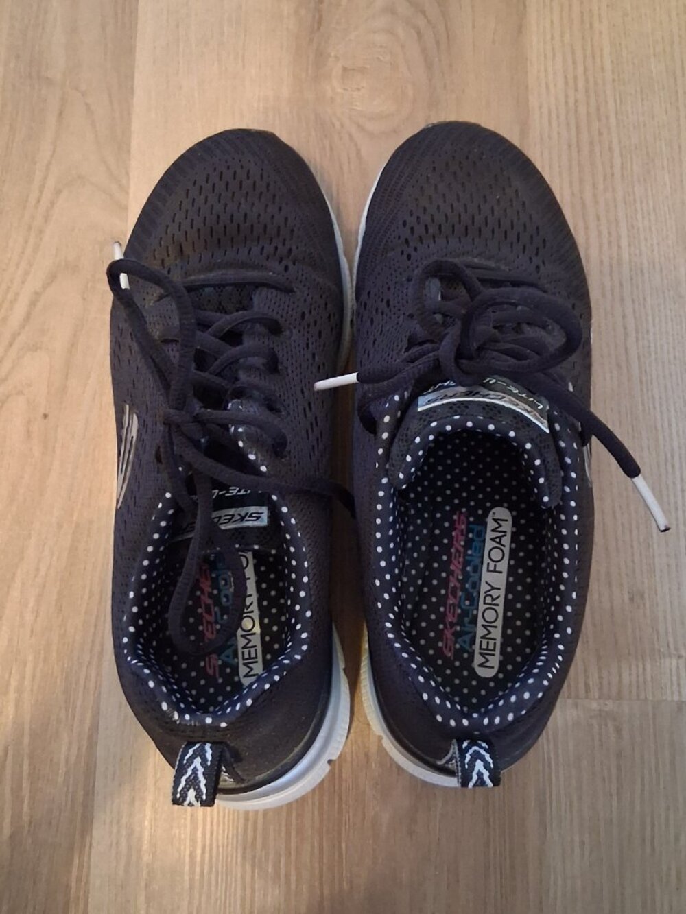 Skechers Woman sneakers featuring memory foam insole size 9